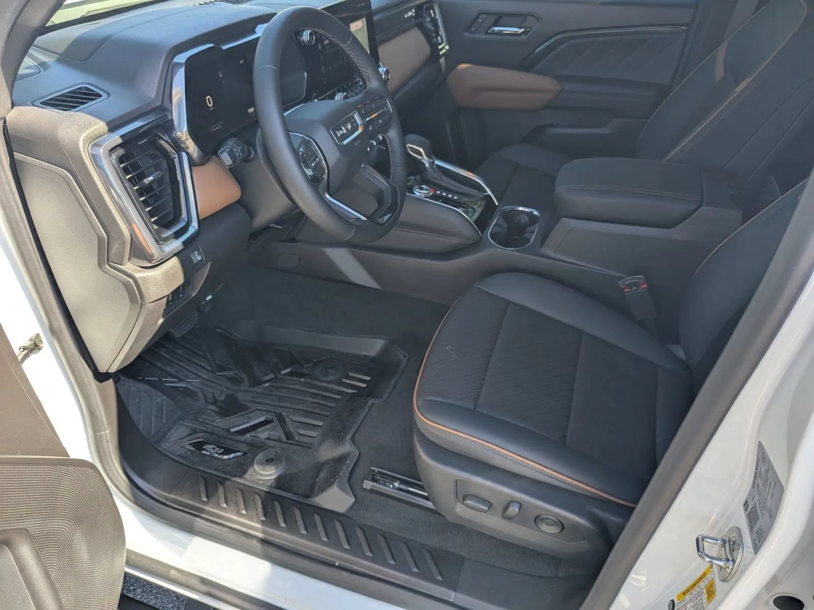 Used 2026 GMC Canyon AT4 w/ Technology Plus Package AWD/4WD image 9