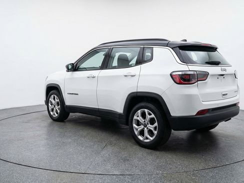 Used 2025 Jeep Compass Latitude AWD/4WD image 6