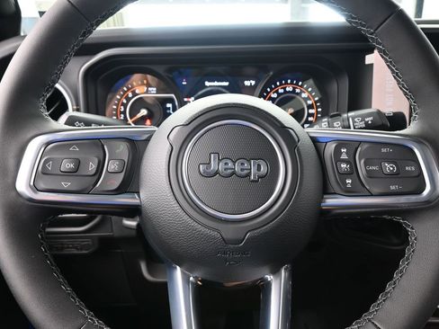 Used 2025 Jeep Wrangler Sahara AWD/4WD image 25