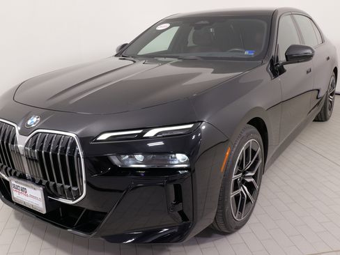 Used 2023 BMW 760i xDrive image 3