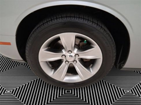 Used 2016 Dodge Challenger SXT w/ Driver Convenience Group image 9