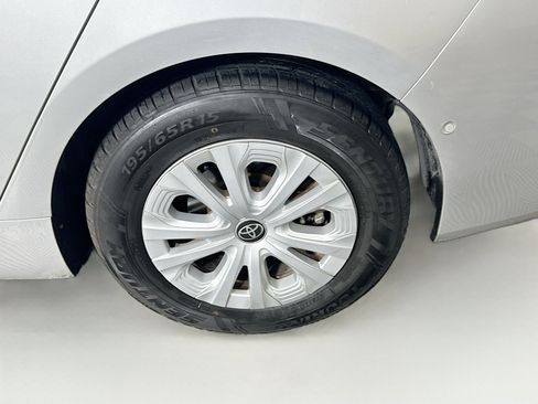 Used 2022 Toyota Prius LE image 11