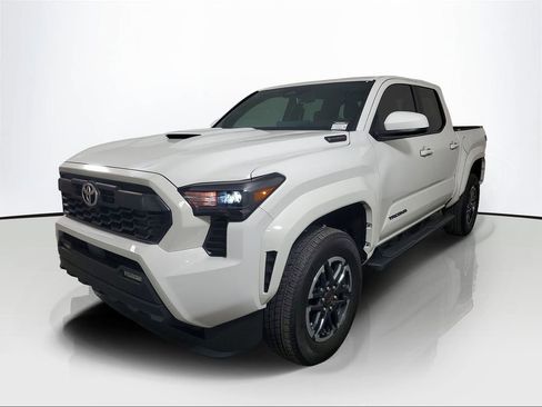 Used 2025 Toyota Tacoma TRD Sport AWD/4WD image 3