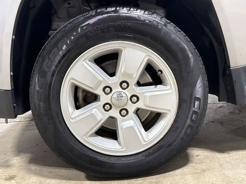 Used 2016 Jeep Compass Latitude FWD image 24