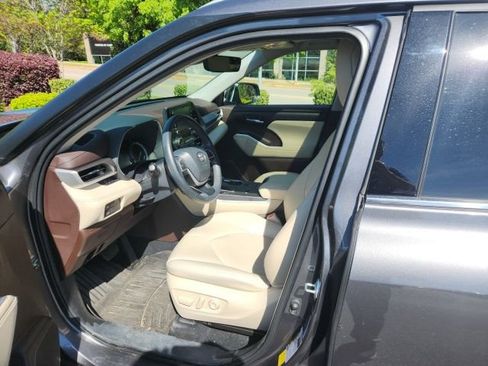 Used 2022 Toyota Highlander XLE image 3