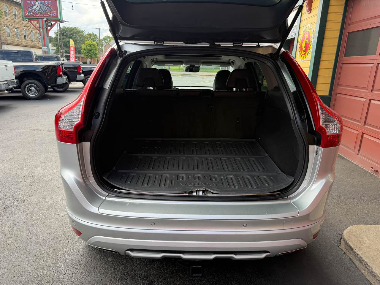 Used 2017 Volvo XC60 T5 Dynamic w/ Protection Package AWD/4WD image 17