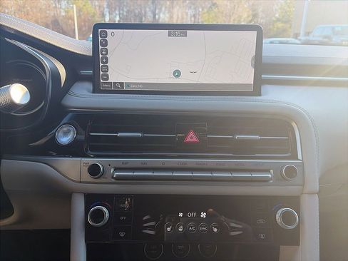 Used 2025 Genesis G70 2.5T image 7