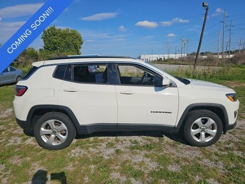 Used 2017 Jeep Compass Latitude w/ Popular Equipment Group AWD/4WD image 2