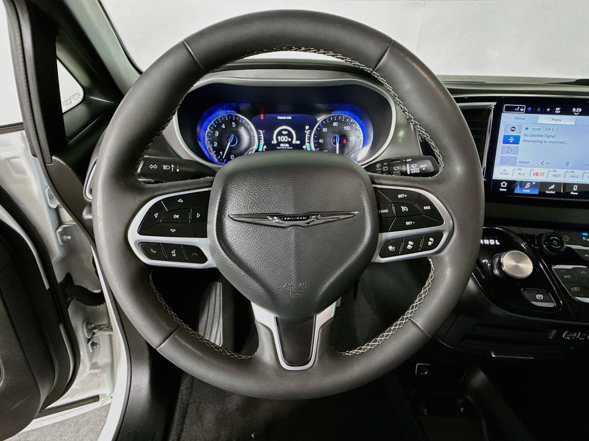 Used 2025 Chrysler Pacifica Select FWD image 11