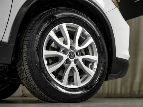 Used 2018 Nissan Rogue SV image 48