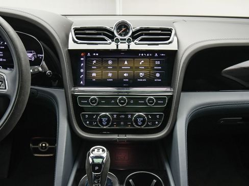 Used 2022 Bentley Bentayga image 40