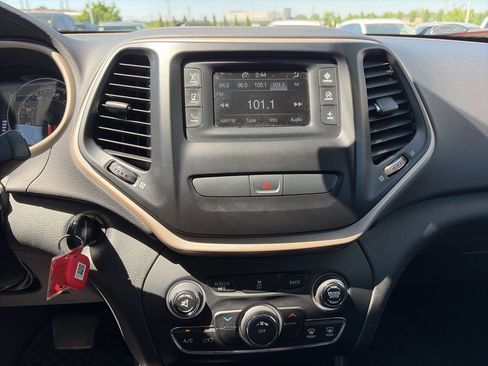Used 2017 Jeep Cherokee Latitude w/ Cold Weather Group AWD/4WD image 6