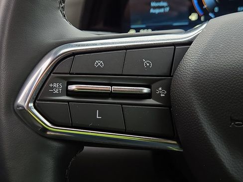 Used 2025 Chevrolet Equinox LT w/ Convenience Package II FWD image 17