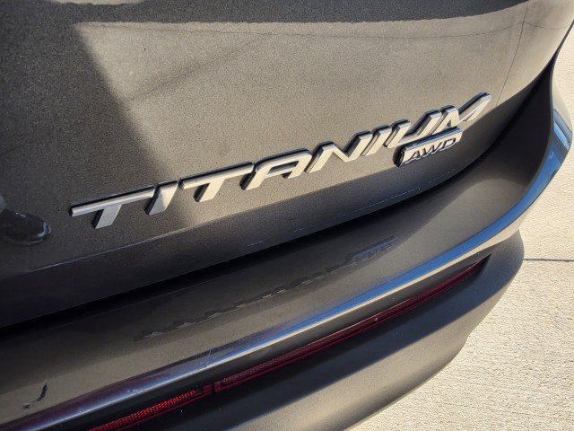 Used 2018 Ford Edge Titanium w/ Equipment Group 301A AWD/4WD image 21