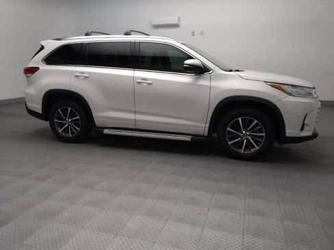 Used 2017 Toyota Highlander XLE image 11