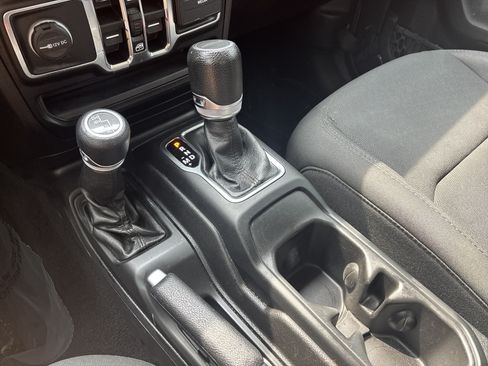 Used 2022 Jeep Gladiator Sport AWD/4WD image 24