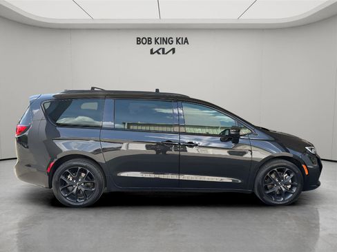 Used 2023 Chrysler Pacifica Touring-L w/ S Appearance Package AWD/4WD image 6