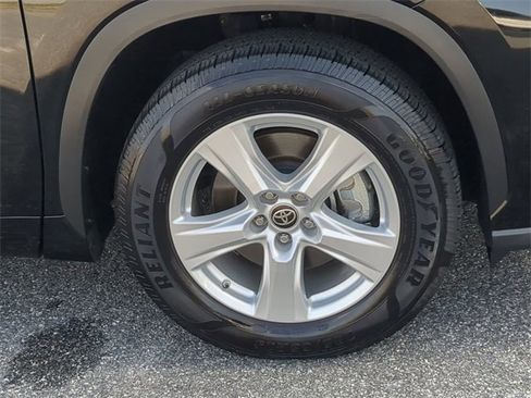 Used 2022 Toyota Highlander LE image 11