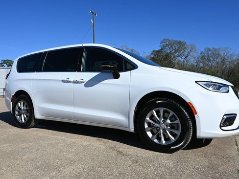 New 2026 Chrysler Pacifica Select AWD/4WD image 4