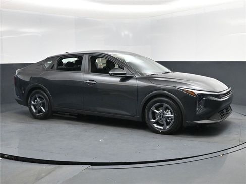 New 2025 Kia K4 LXS image 2