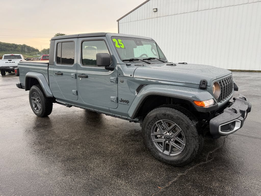 Used 2025 Jeep Gladiator Sport AWD/4WD image 3