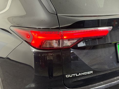 Used 2024 Mitsubishi Outlander SE Black Edition image 36