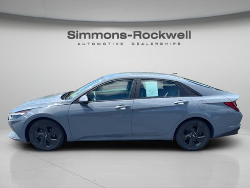 Used 2022 Hyundai Elantra SEL w/ Convenience Package FWD image 2