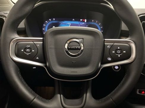 Used 2025 Volvo XC40 B5 Plus image 40