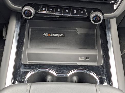 Certified 2025 Chevrolet Suburban Z71 AWD/4WD image 24