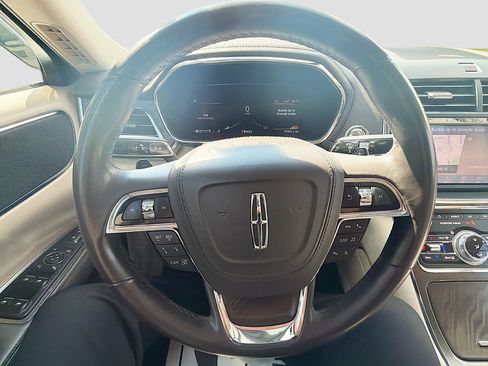 Used 2019 Lincoln Continental Select FWD image 11