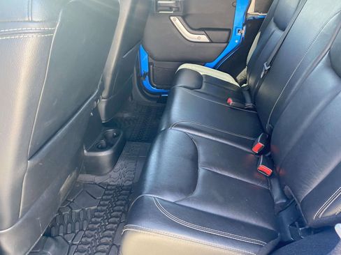 Used 2015 Jeep Wrangler Unlimited Sahara w/ Connectivity Group AWD/4WD image 11