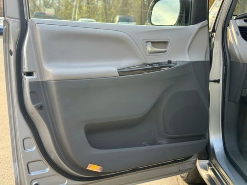 Used 2016 Toyota Sienna Limited image 8