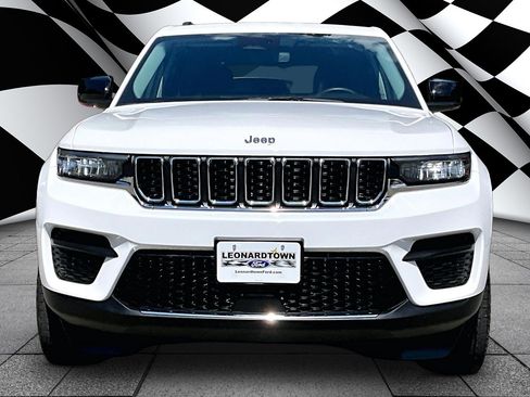 Used 2023 Jeep Grand Cherokee Laredo w/ Luxury Tech Group I AWD/4WD image 3