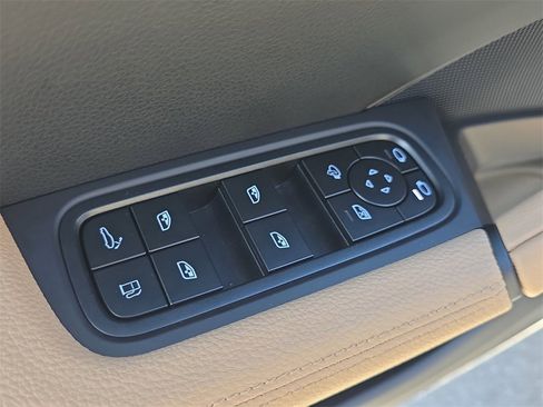 Certified 2025 Porsche Cayenne E-Hybrid image 25