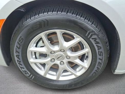 Used 2024 Chrysler Pacifica Touring-L FWD image 7