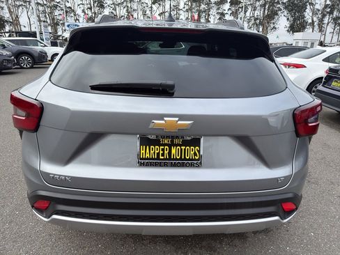 Used 2025 Chevrolet Trax LT w/ LT Convenience Package image 6