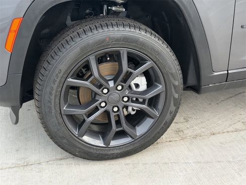 New 2025 Jeep Grand Cherokee Limited image 9