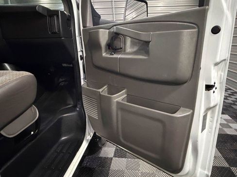 Used 2017 Chevrolet Express 3500 image 33