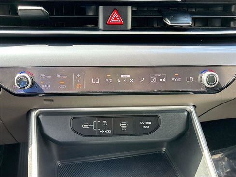 Used 2025 Kia Carnival FWD image 16