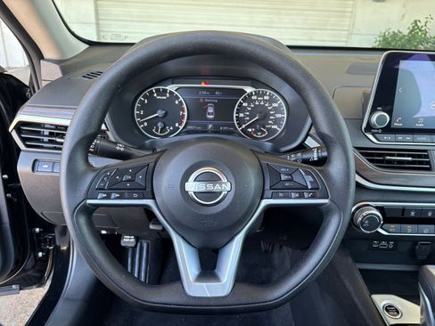 Used 2025 Nissan Altima 2.5 SV FWD image 29
