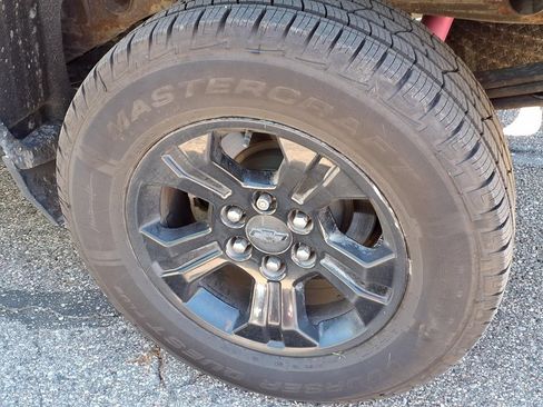 Used 2017 Chevrolet Silverado 1500 LT w/ Midnight Edition AWD/4WD image 7