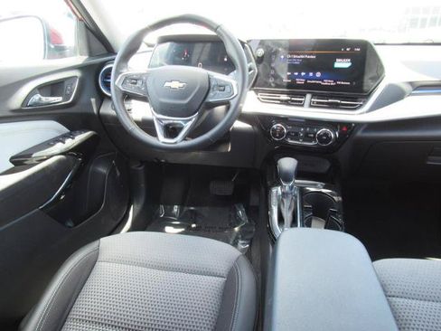 Used 2025 Chevrolet Trax LT w/ Driver Confidence Package FWD image 13