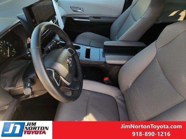 Used 2026 Toyota Sienna XLE FWD image 13