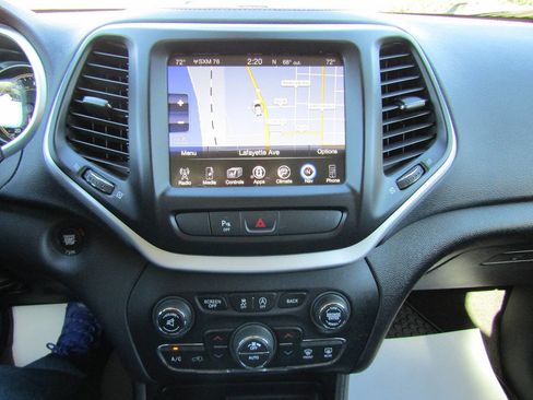 Used 2018 Jeep Cherokee Trailhawk w/ Comfort/Convenience Group image 12