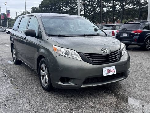 Used 2011 Toyota Sienna w/ Towing Pkg FWD image 2