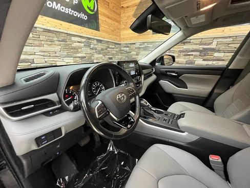Used 2020 Toyota Highlander XLE AWD/4WD image 30