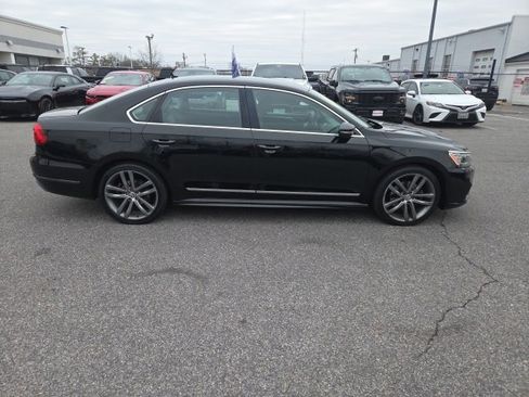 Used 2016 Volkswagen Passat 1.8T R-Line w/ R-Line Lighting Package image 19