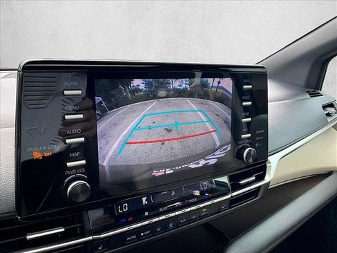 Used 2022 Toyota Sienna XLE FWD image 21