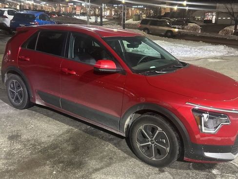 Used 2023 Kia Niro LX image 1