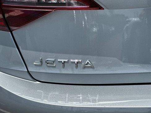 Used 2022 Volkswagen Jetta SE w/ Panoramic Sunroof Package FWD image 26